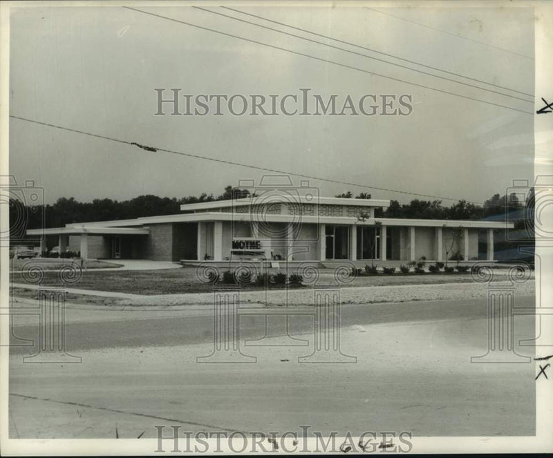 Load image into Gallery viewer, 1961 Press Photo The new facility of Mothe Funeral Homes Incorporated in Harvey
