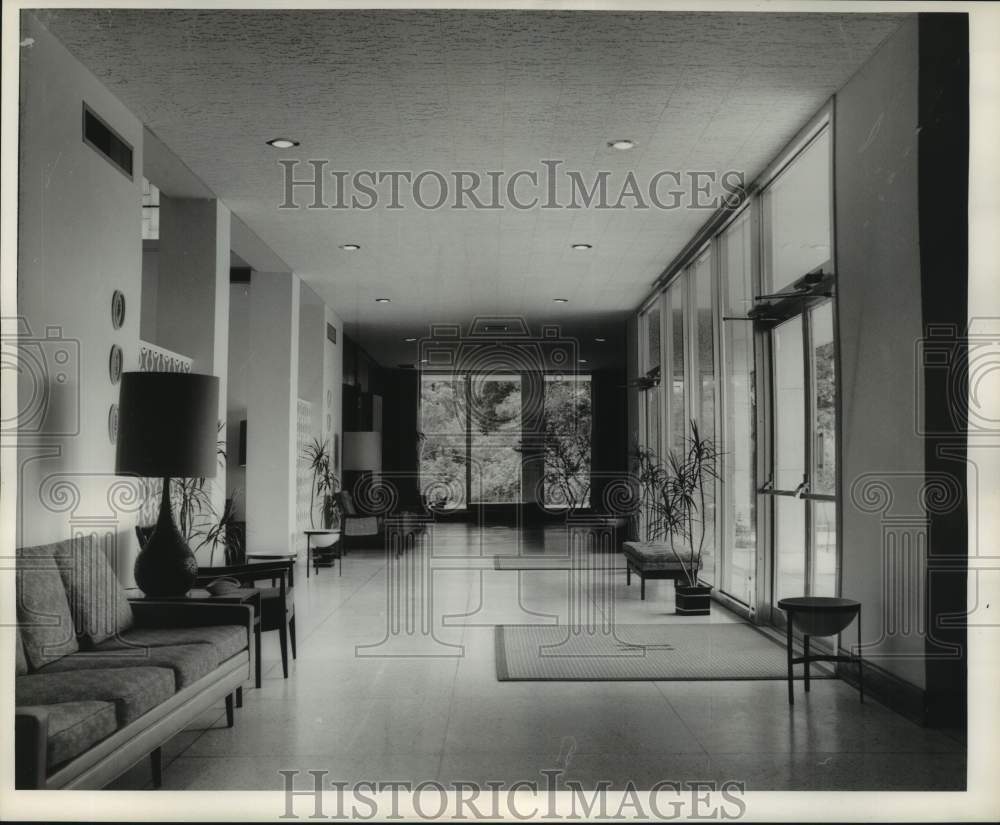 1961 Press Photo Vestibule Of Mothe Funeral Parlor- Historic Images