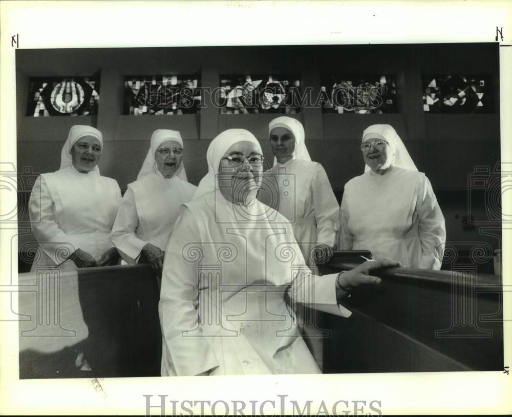 1990 Press Photo Mother Christine surrounded by sisters at Mary-Joseph Residence- Historic Images