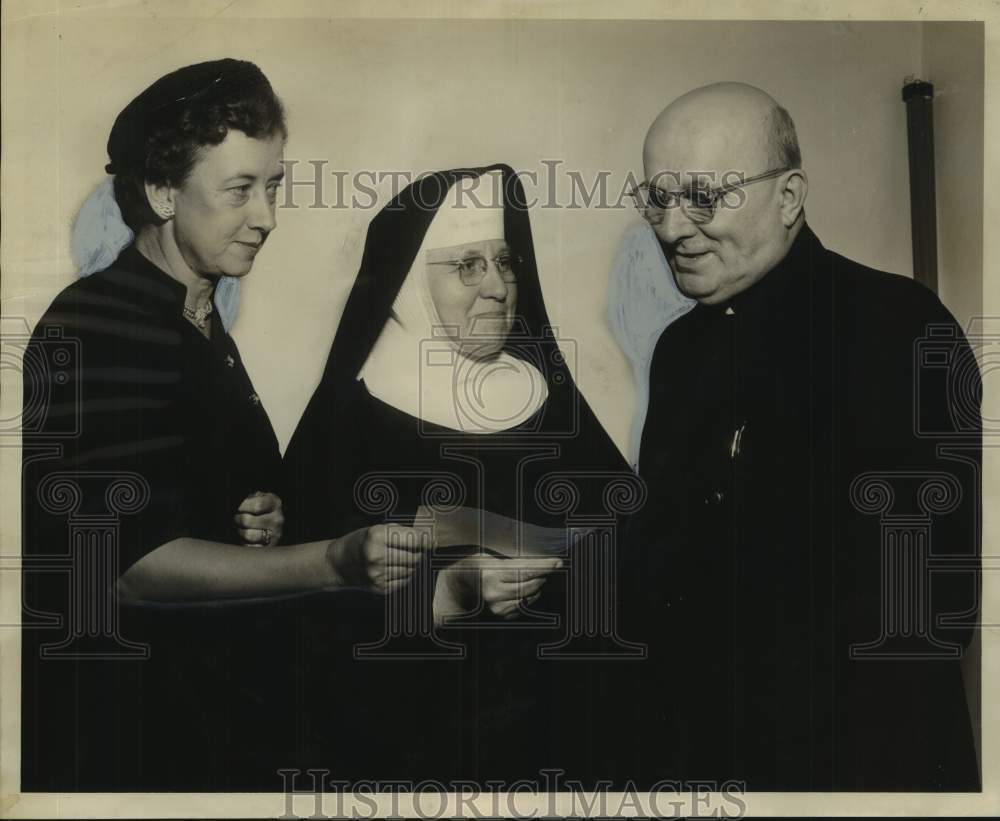 1954 Press Photo Check Presented To Mother Walburga For New Girl&#39;s Residence- Historic Images