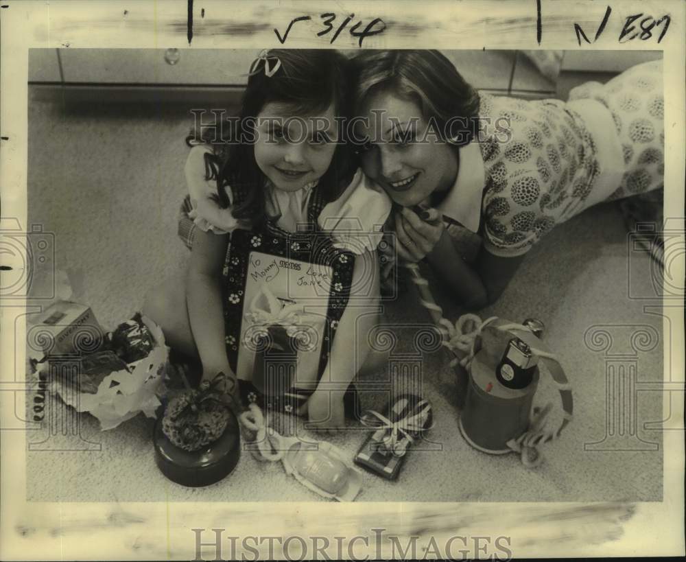 1974 Press Photo Little Girl And Mom With Wrapped Mother&#39;s Day Gifts - nob92021- Historic Images