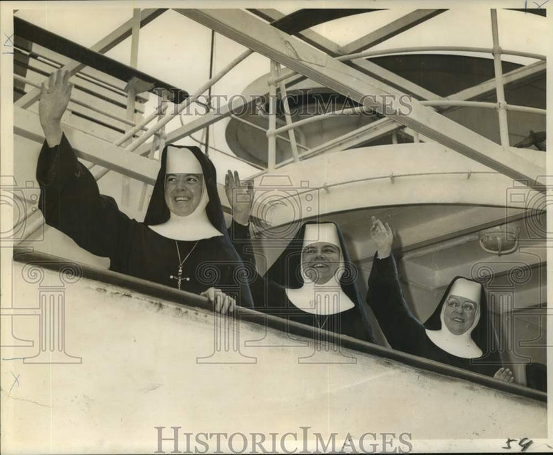 Load image into Gallery viewer, 1962 Press Photo Benedictine Sisters Wave From Deck Of Ship Heading To Columbia
