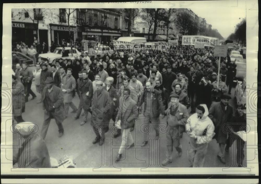 1968 Press Photo Renault Auto Workers Strike For Higher Wages, Paris, France