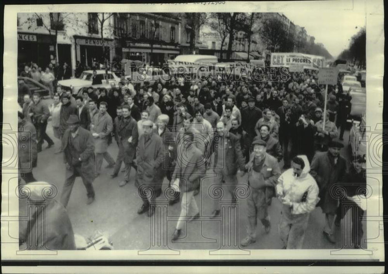 Load image into Gallery viewer, 1968 Press Photo Renault Auto Workers Strike For Higher Wages, Paris, France
