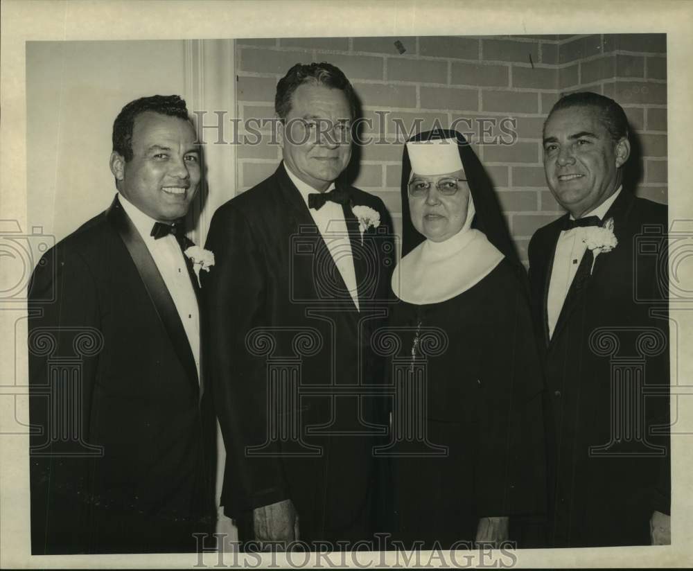 1967 Press Photo Reverend Mother Marie Anselm Poses With Dignitaries At Banquet- Historic Images