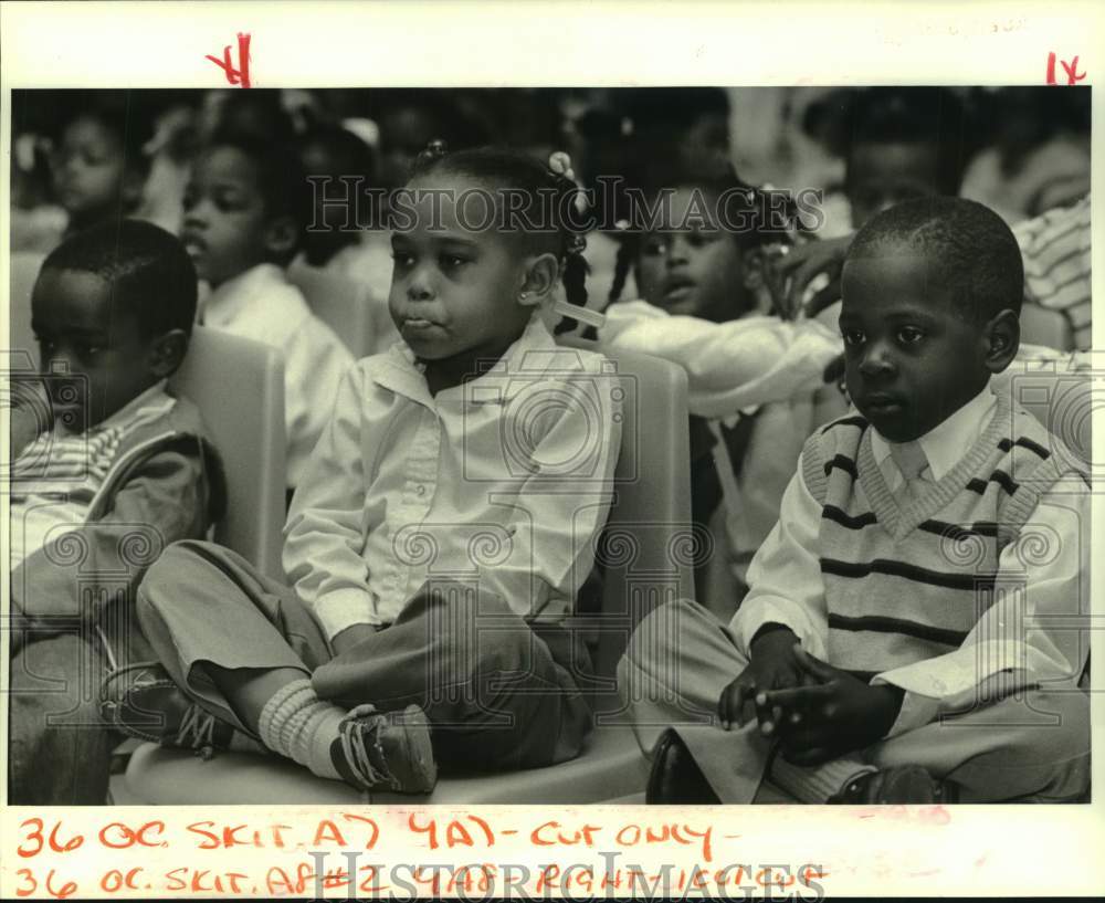 1987 Press Photo Kids of Robert Moton Elementary enjoy show by fellow students- Historic Images