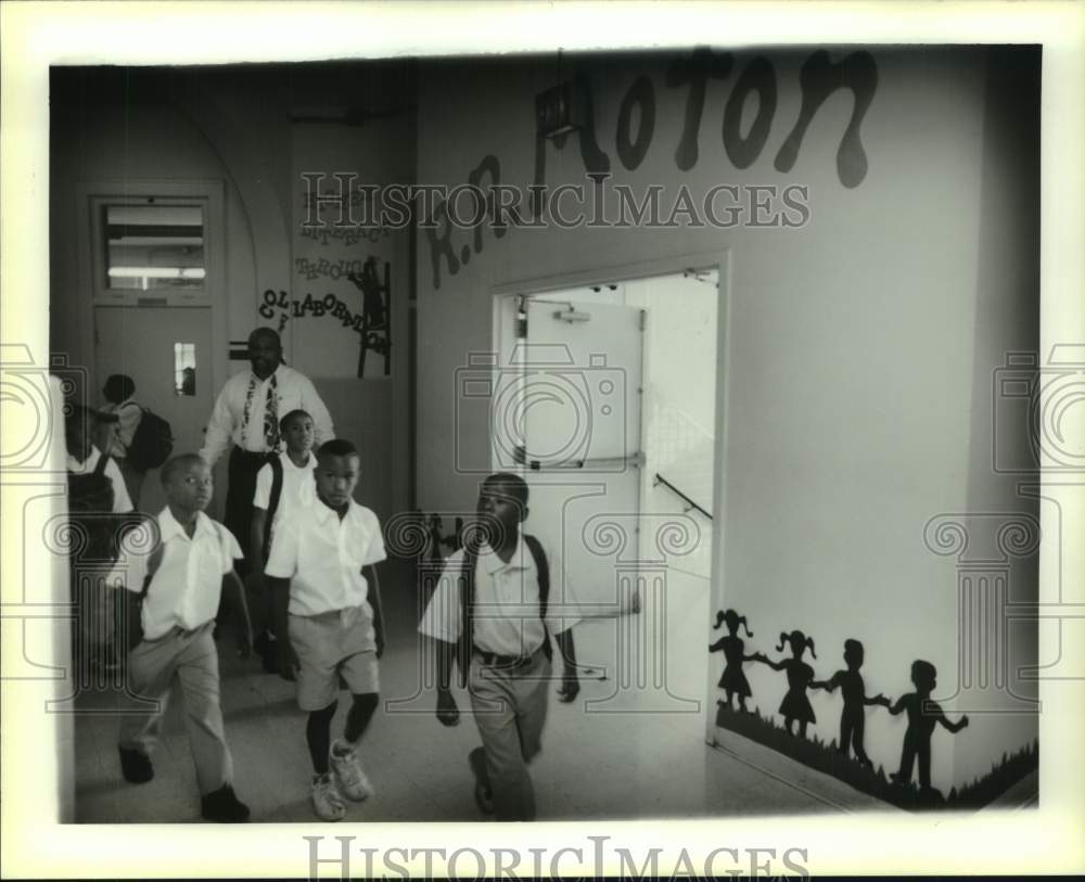 1994 Press Photo Displaced students from Moton School arrive at St. Matthias- Historic Images