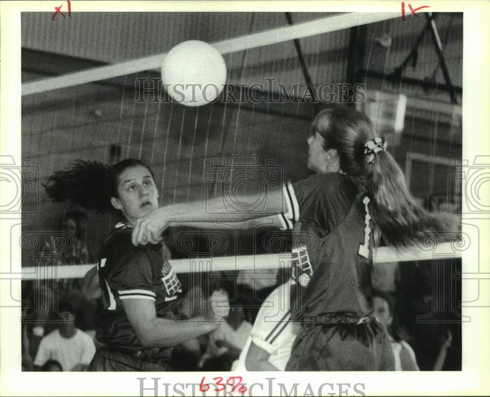 Press Photo Mt. Carmel&#39;s Lisa Frannio spikes to volleyball teammate Alice Turni- Historic Images