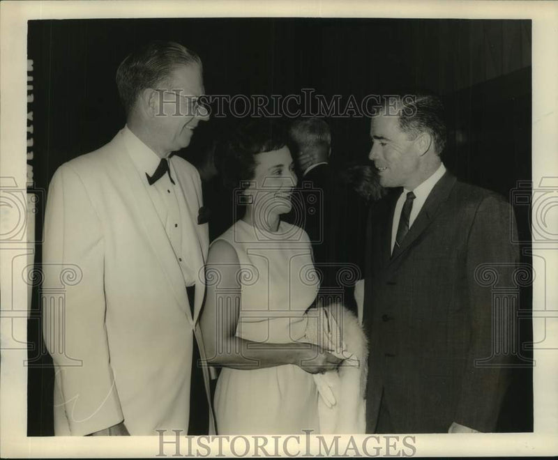 Load image into Gallery viewer, 1965 Press Photo Mr. &amp; Mrs. Ashton Mouton with Speedy Long attend Banquet
