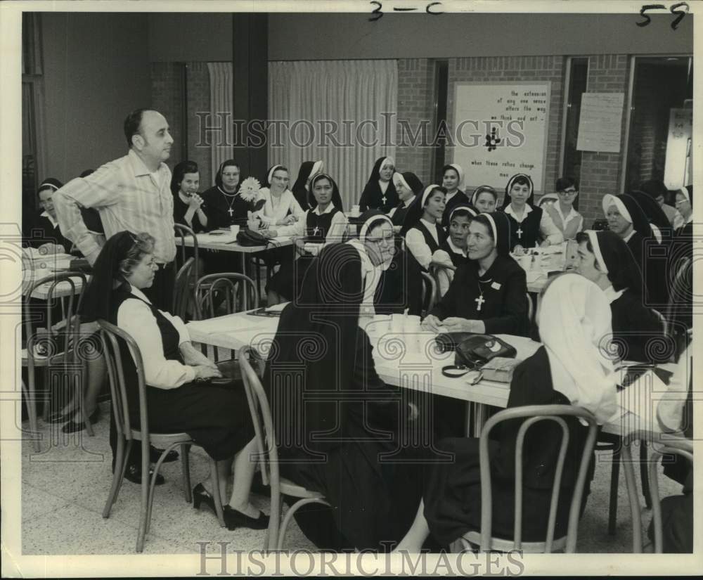 1969 Press Photo Louis Tamaino leads group dynamics workshop, Mt. Carmel Academy