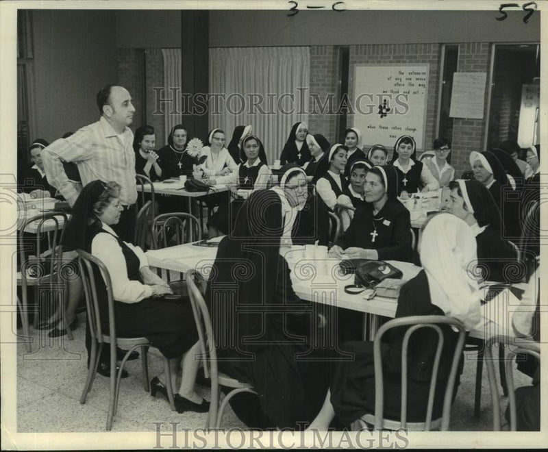 Load image into Gallery viewer, 1969 Press Photo Louis Tamaino leads group dynamics workshop, Mt. Carmel Academy
