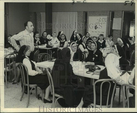 1969 Press Photo Louis Tamaino leads group dynamics workshop, Mt. Carmel Academy