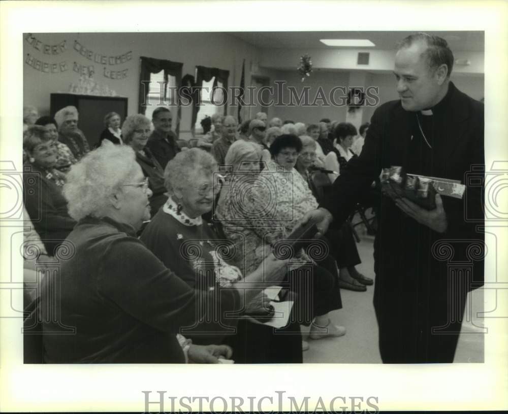 1995 Press Photo Archbishop Muench at St. Bernard Manor for Christmas Party- Historic Images