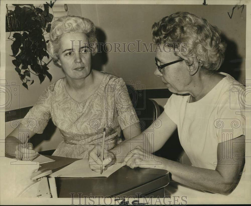 Load image into Gallery viewer, 1967 Press Photo Evelyn Murphree &amp; Margaret Field, Methodist Church deaconesses
