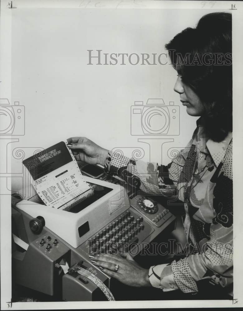 1975 Press Photo Operator demonstrates new automated credit information service- Historic Images