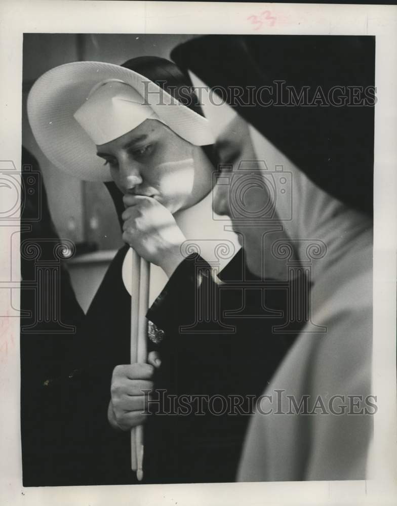 1965 Press Photo Sisters Mary Basil Anthony and Mary Ambrose study tough score