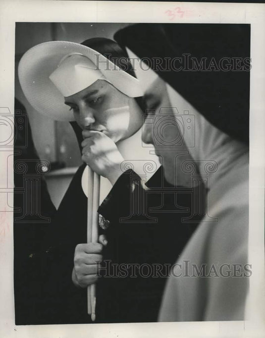 1965 Press Photo Sisters Mary Basil Anthony and Mary Ambrose study tough score