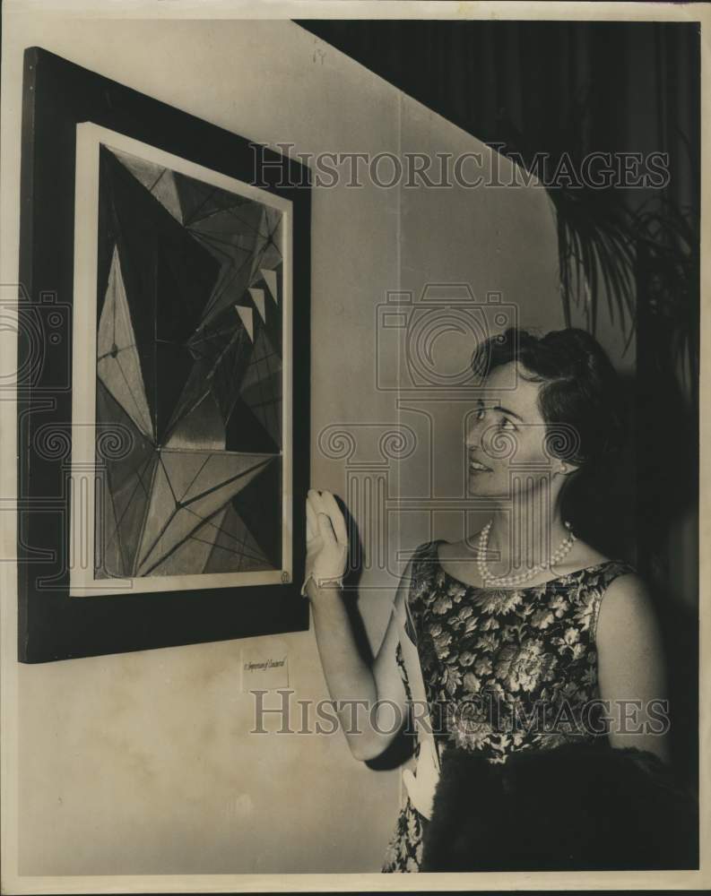 1963 Press Photo Mrs. Richard Massie Martin looks at work of Caroline Newhouse