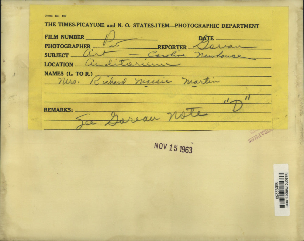 1963 Press Photo Mrs. Richard Massie Martin looks at work of Caroline Newhouse