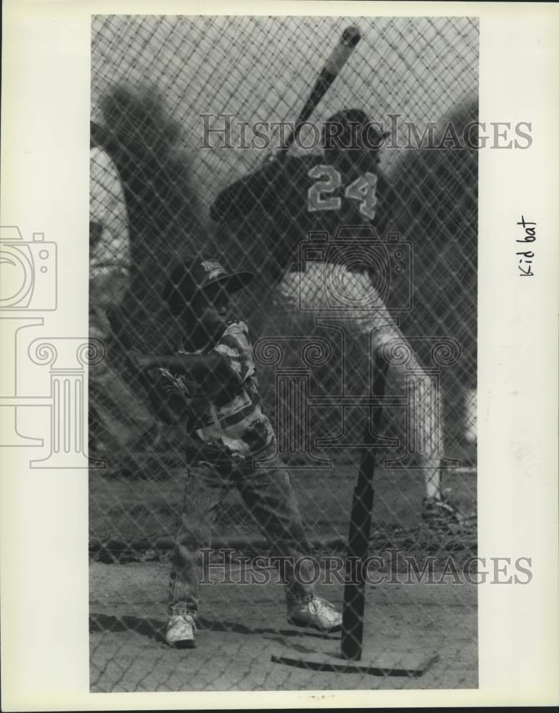 Press Photo Five year old baseball fan Andrew Rodriguez with the Big Guys- Historic Images