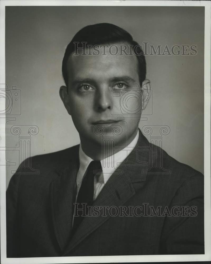 Load image into Gallery viewer, 1968 Press Photo President Kenneth E. Newburger of Society of Chartered Property
