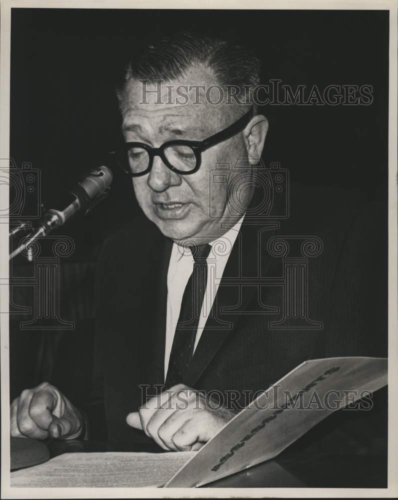 1967 Press Photo Louis E. Newman during press conference- Historic Images