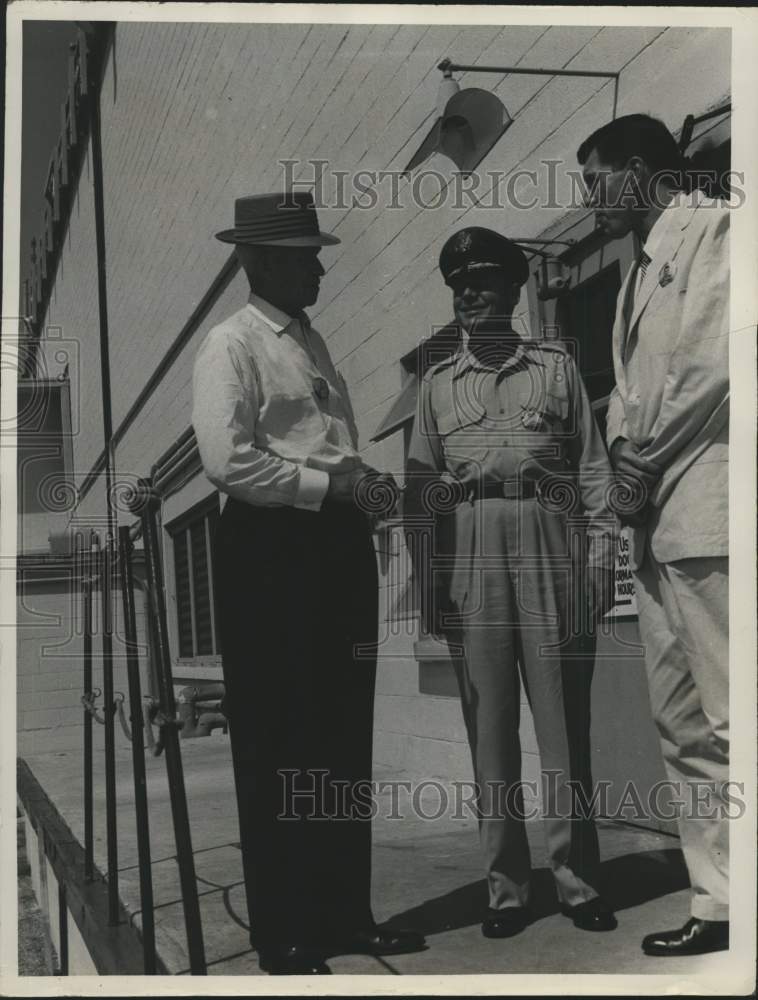 1960 Press Photo Richard Nash Jr. welcomes Omar Bradley and W.L. Rogers