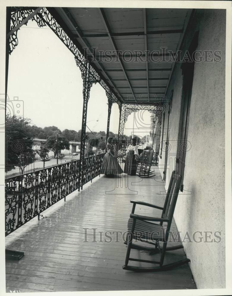 1971 Press Photo Iron-lace gallery provides view of Natchitoches, Louisiana- Historic Images