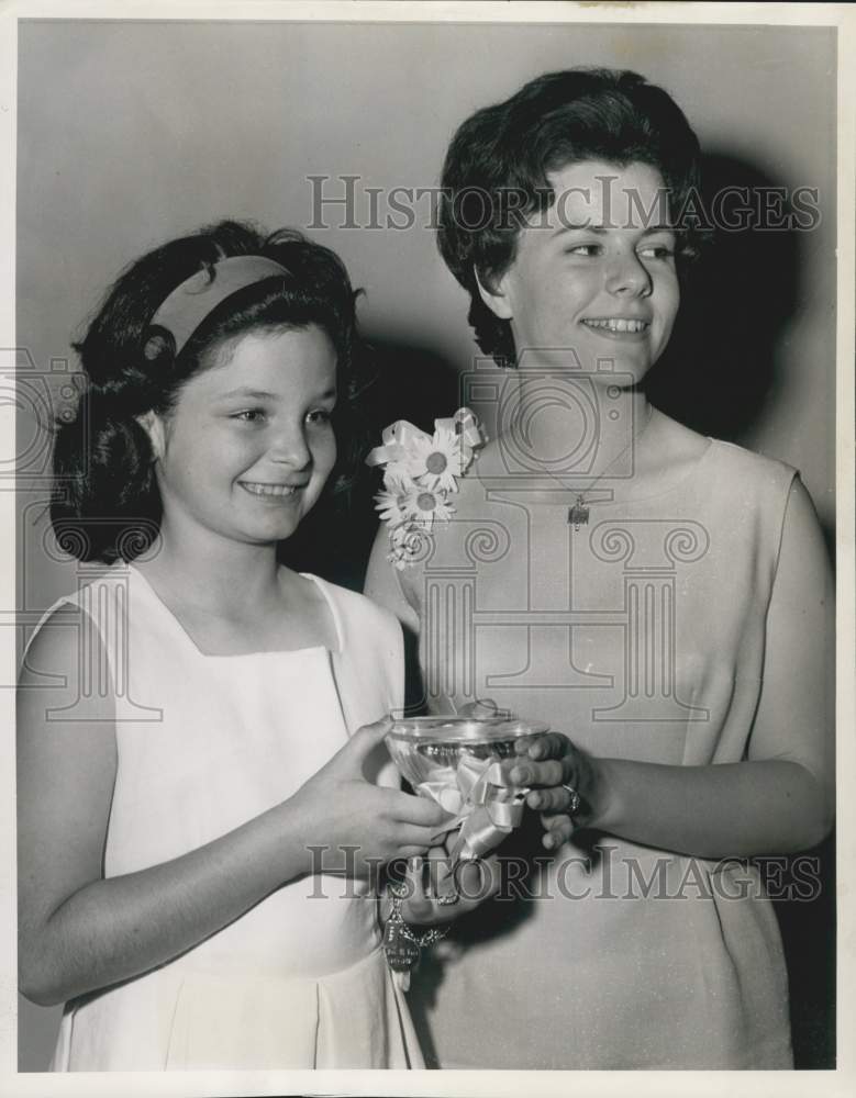 Load image into Gallery viewer, 1963 Press Photo Melanie Natal and Janet Lynch of Council of Junior Garden Clubs
