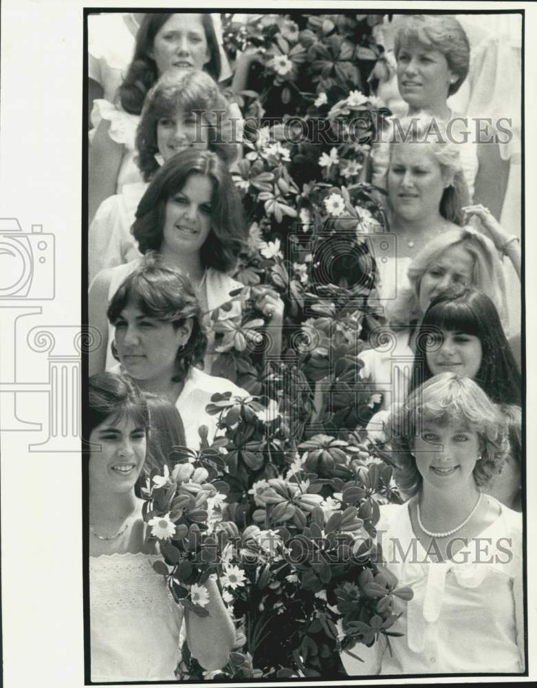 1982 Press Photo Newcomb Daisy Chain procession at Newcomb College graduation- Historic Images