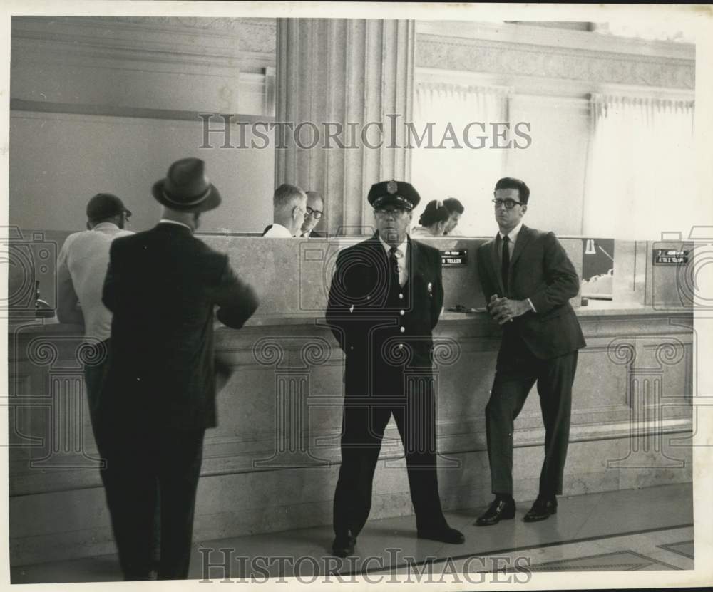 1968 Press Photo Scene after holdup at Hibernia National Bank- Historic Images