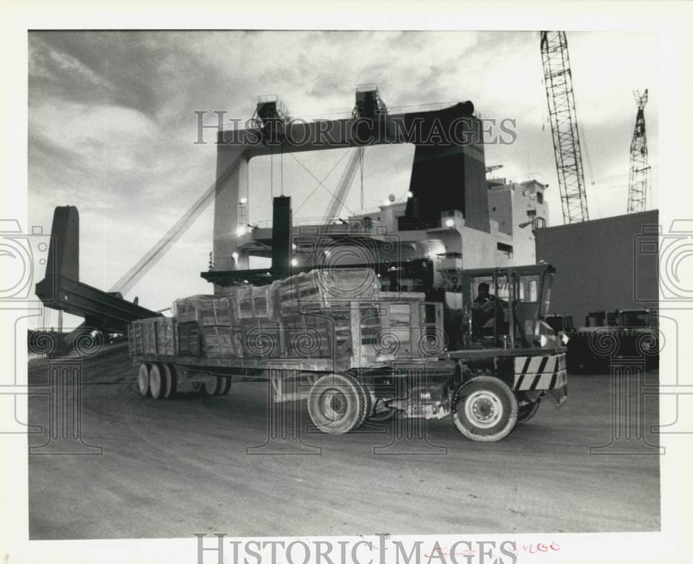 1991 Press Photo Cargo being unloaded from the Nashville St. Wharf- Historic Images