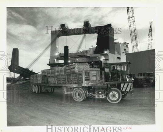 1991 Press Photo Cargo being unloaded from the Nashville St. Wharf- Historic Images