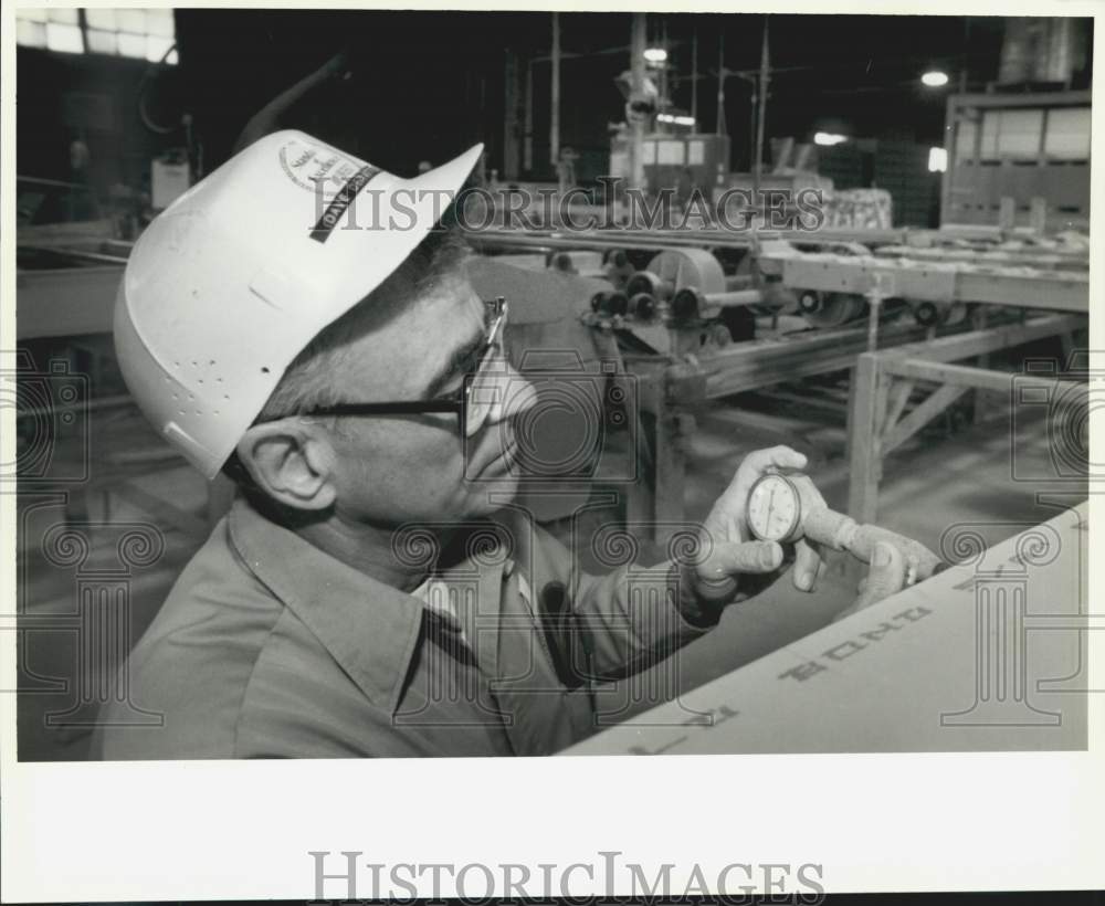 1994 Press Photo Worker makes wallboard at  National Gypsum Company in Westwego- Historic Images