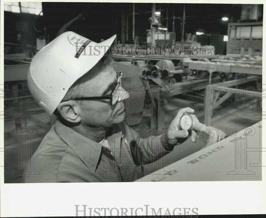1994 Press Photo Worker makes wallboard at  National Gypsum Company in Westwego- Historic Images