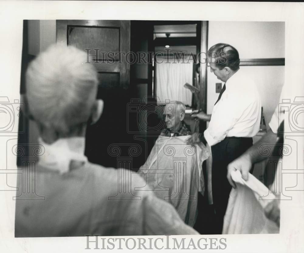 1966 Press Photo Residents at Touro-Shakspeare Home get professional haircuts- Historic Images