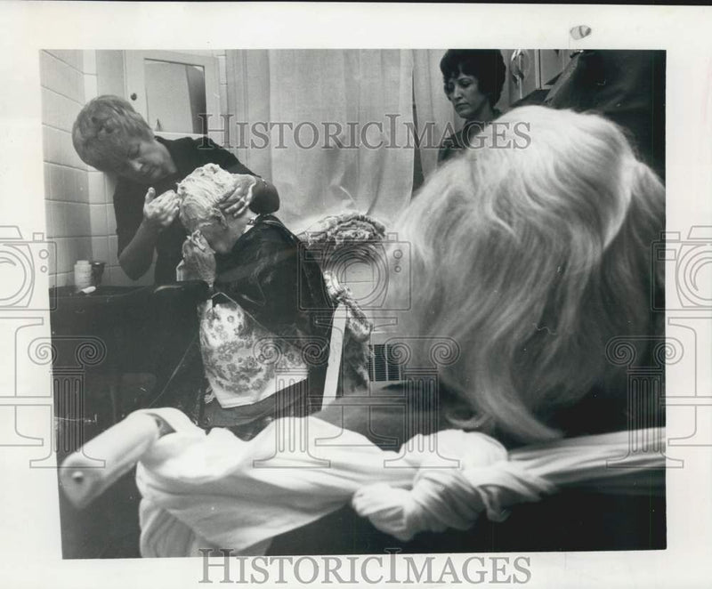 Load image into Gallery viewer, 1966 Press Photo Ann Costanza shampoos Catherine Cousins hair during NCA's visit
