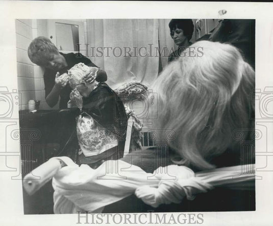 1966 Press Photo Ann Costanza shampoos Catherine Cousins hair during NCA's visit