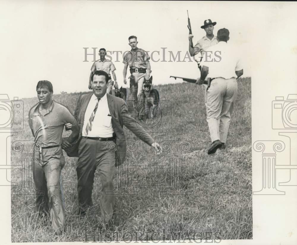 1965 Press Photo Algiers bank robber Joseph Burns arrested at Belle Chasse- Historic Images