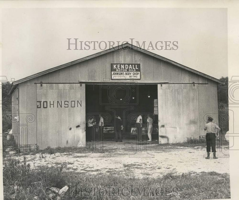 Load image into Gallery viewer, 1965 Press Photo Garage at 6002 Berhman highway used by Bank of Commerce robbers

