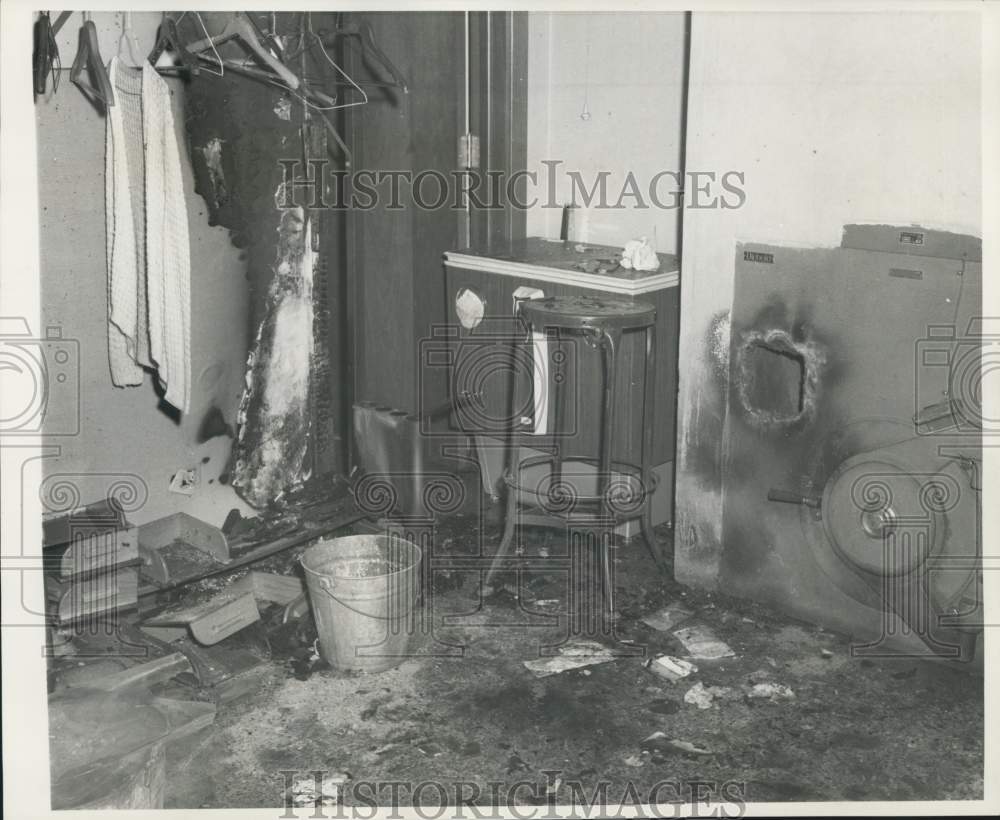 1968 Press Photo Scorched debris litters vault at National Bank of Commerce
