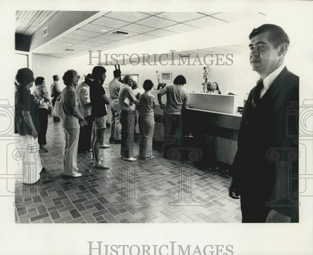 1975 Press Photo Leon J. Chauvin, branch manager of National Bank of Commerce