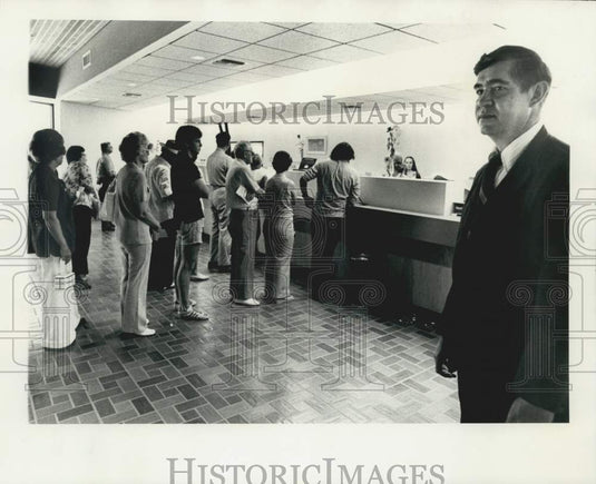1975 Press Photo Leon J. Chauvin, branch manager of National Bank of Commerce