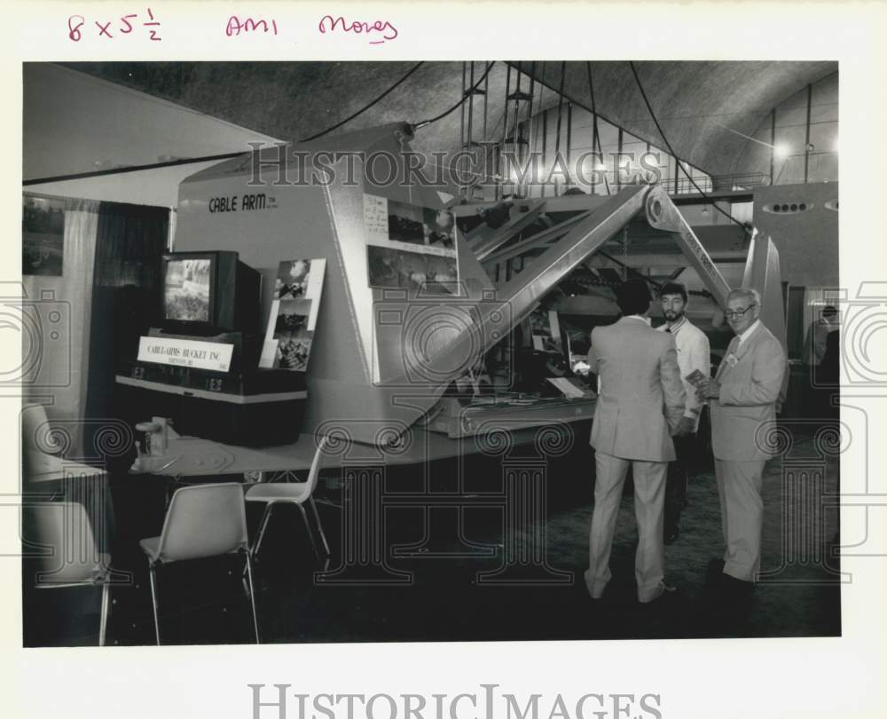 1989 Press Photo Clamshell buckets on display at Bulk Transportation Convention- Historic Images