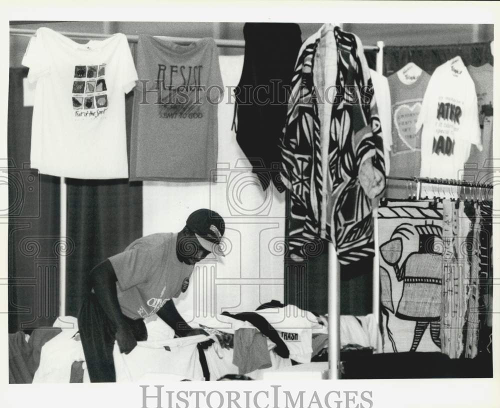 Press Photo Glen Williams sets up his booth at National Baptist Convention- Historic Images