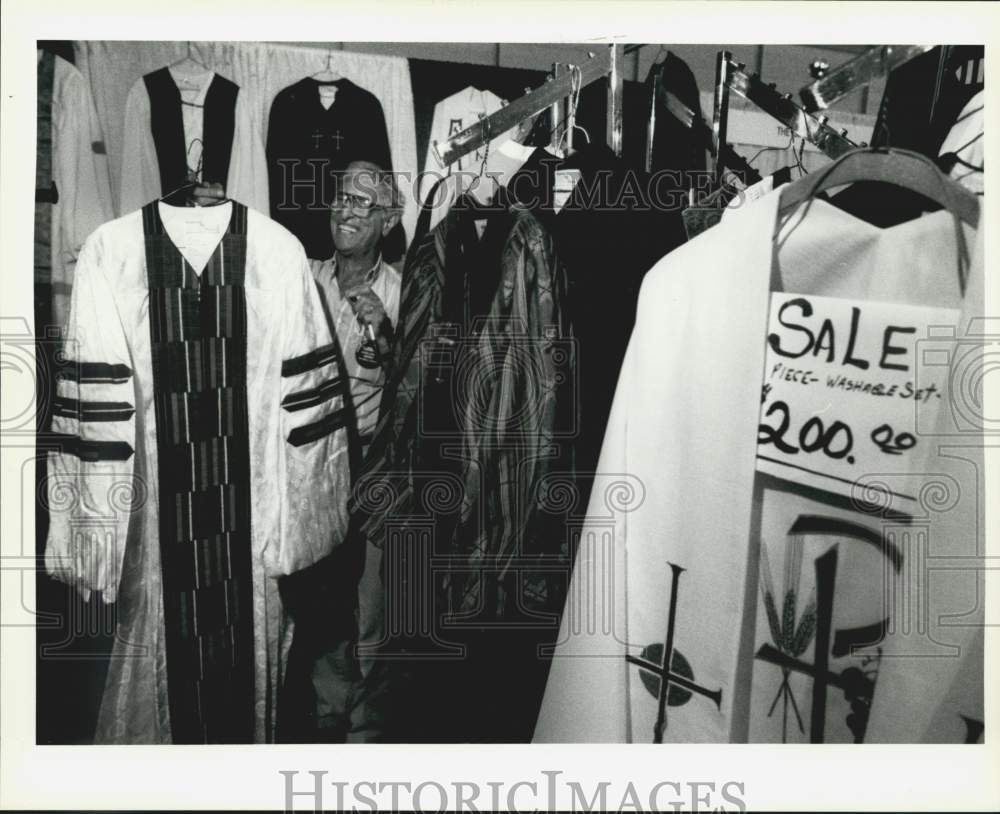 Press Photo Frank Capone shows his wares at the National Baptist Convention- Historic Images