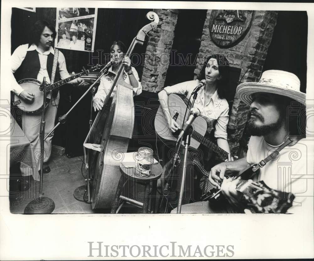 1975 Press Photo Donna Newton with band members- Historic Images