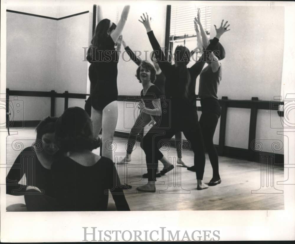 1966 Press Photo Dance instructor Janice Michiels tries out new composition- Historic Images