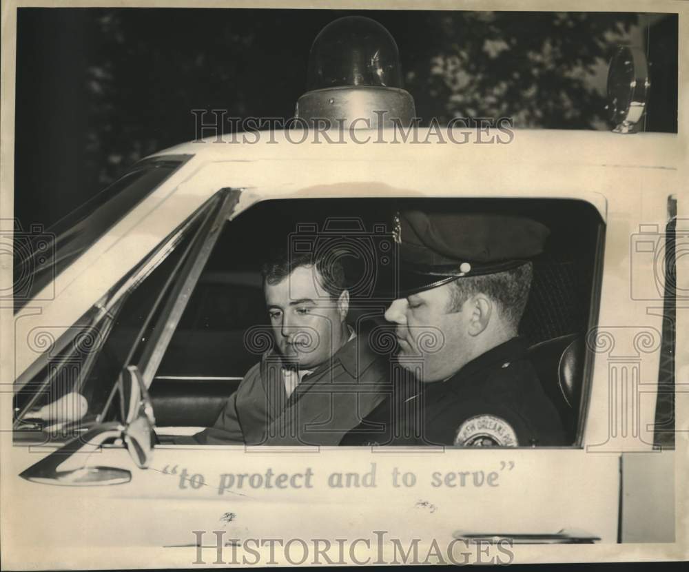 1967 Press Photo Robert Norris gives Ptn. R.D. Day description of his assailant- Historic Images