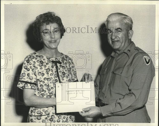 1963 Press Photo Stella M. Morris receives certificate from Col. Merle Mennie
